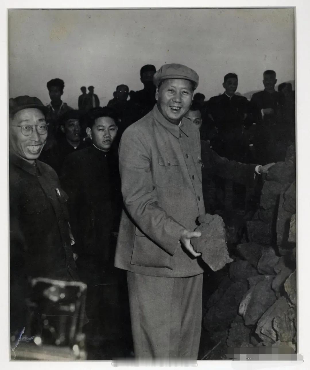 领袖风采～主席视察合钢的经典瞬间他拿起一块碎石，面带微笑地迎向摄像机镜头。据知情