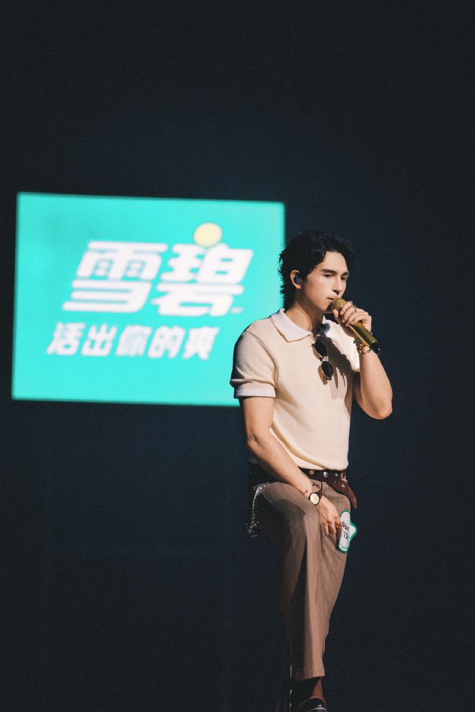 SHarK说唱巅峰对决舞台大胆说不 舞台编排也太丰富了吧，SHarK用一首歌的时