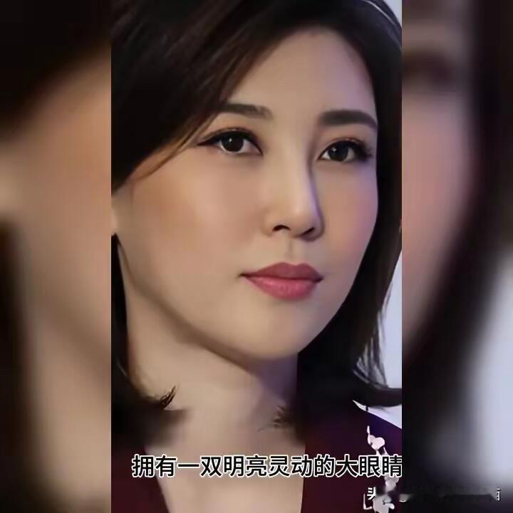央视里最美主持人，没有之一。她的五官好精致，美貌超群，皮肤白皙，气质佳。她的脸上