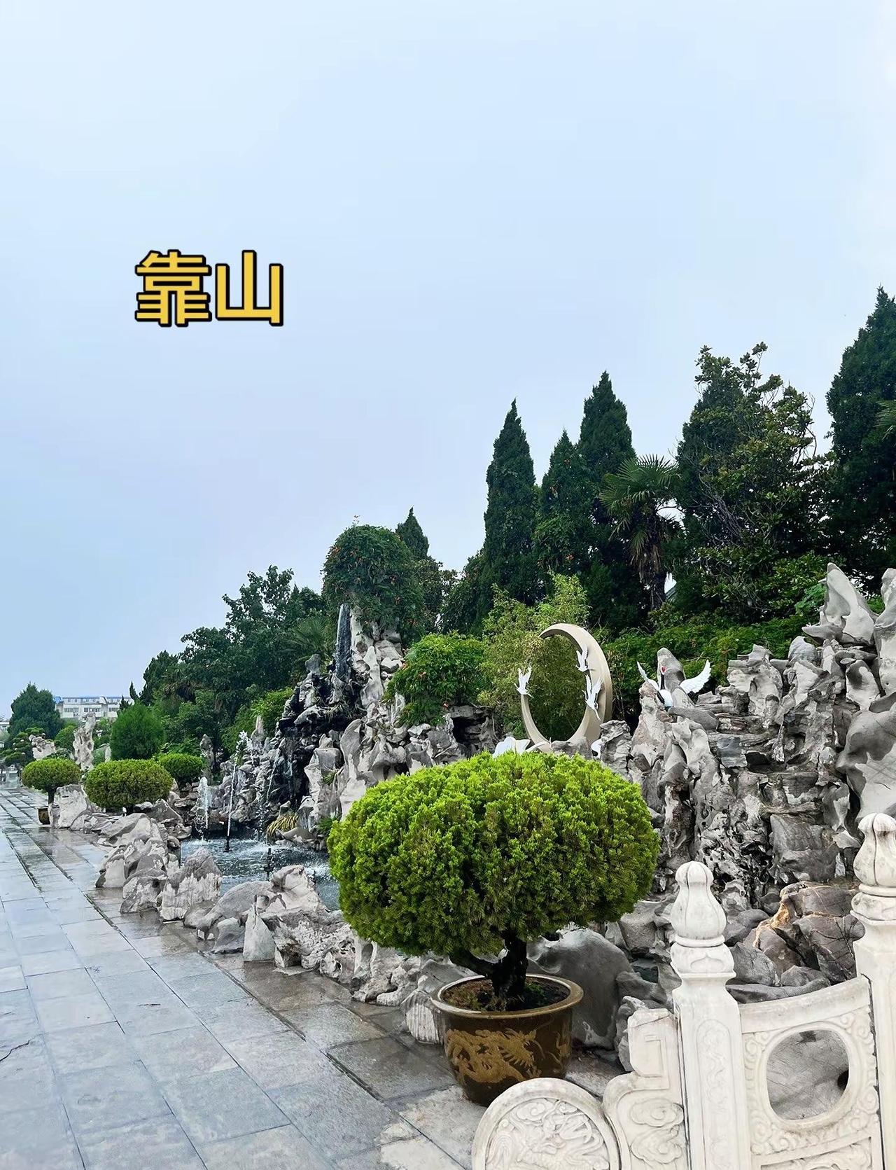 佛说，人生有八苦，但苦的根源在于“爱欲”。看着这随风飘落的叶子，学会不贪恋繁华，