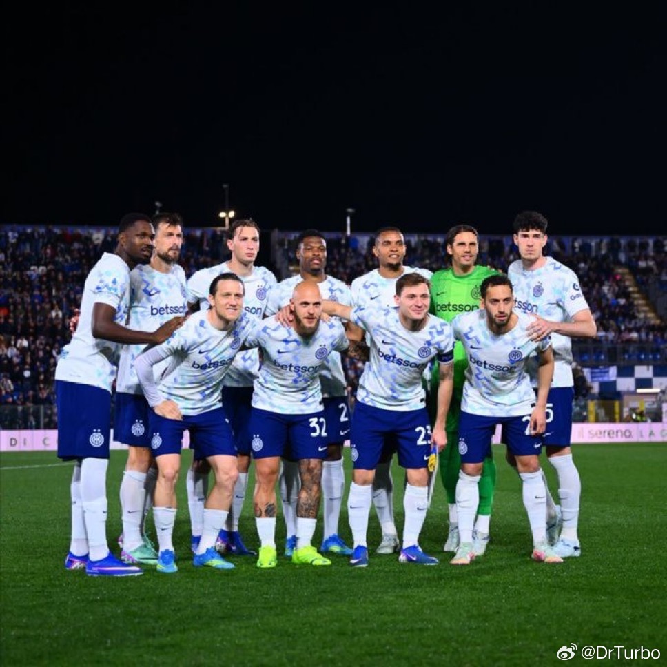 米兰体育报：瓦莱对邓弗里斯的铲球鲁莽至极 黄牌判罚合理 此后裁判又出示了九张黄牌