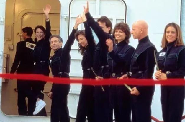 [微风]1991年，美国曾秘密做过一个名为生物圈二号的实验，将4男4女关一起两年