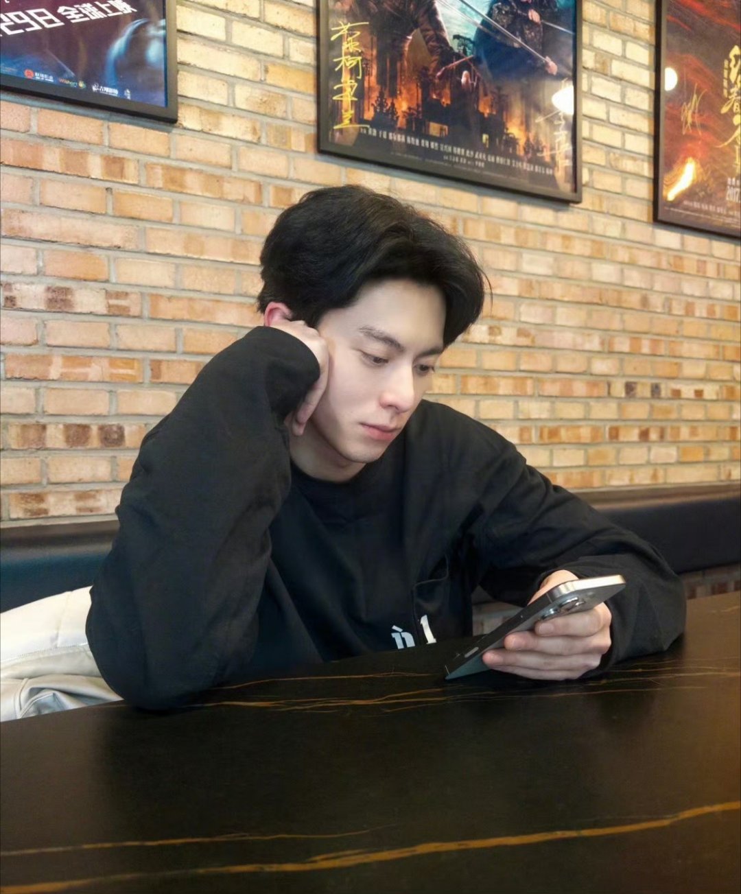 王鹤棣就是少年感的神这个颜值对我的眼睛也很友好啊 