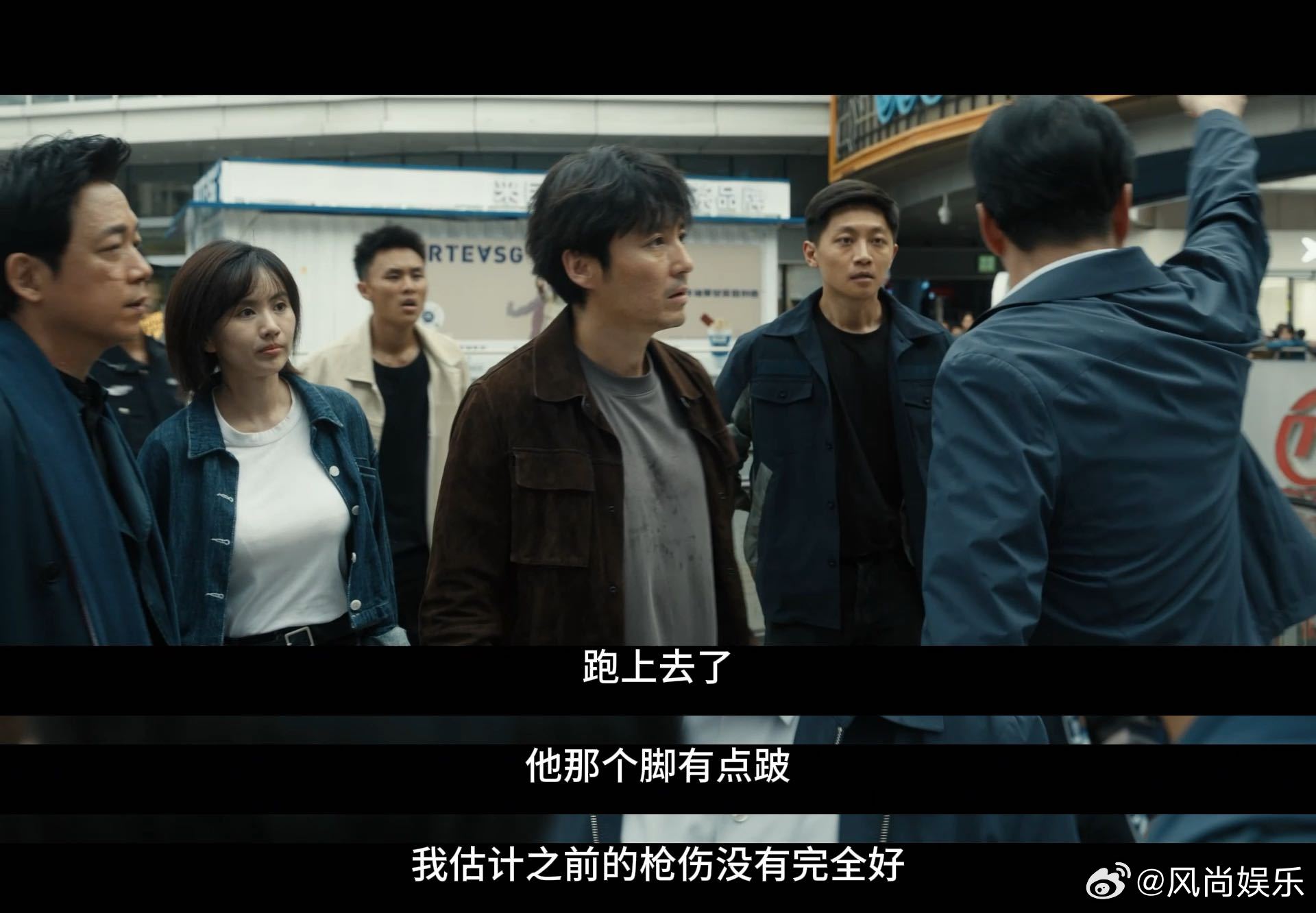 郑旗 死腿快开  谁说郑旗是坏人？看他抓人还等红灯，就知道他是个遵守纪律的好警察