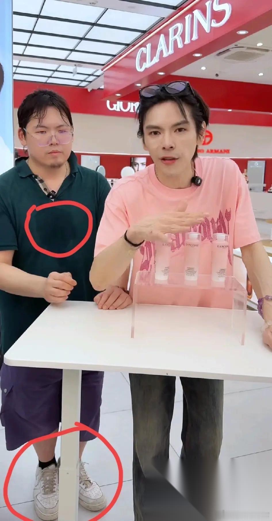 看到向佑出现在向佐的直播间， 还是挺让人唏嘘的， 不是因为他直播时反应迟钝，而是