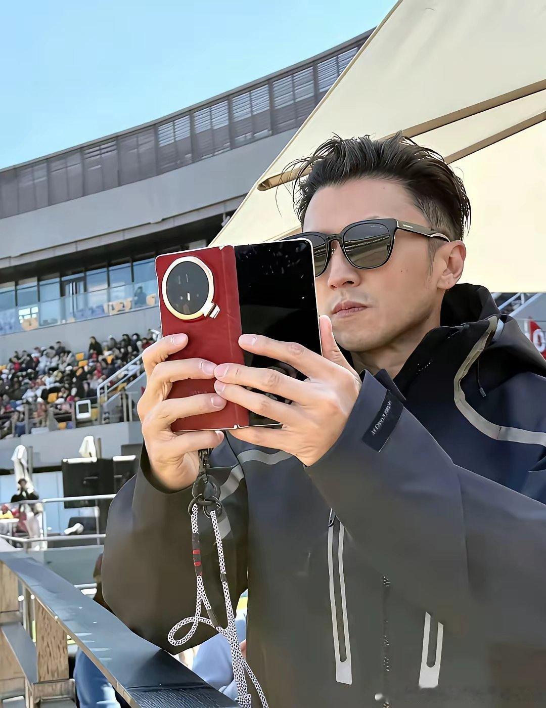 谢霆锋用的这是苹果还是华为or荣耀？