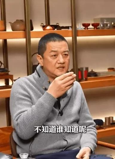 李亚鹏在社交平台回应情感话题，在被问到是否会再婚，一句“不知道，谁知道呢”，轻松
