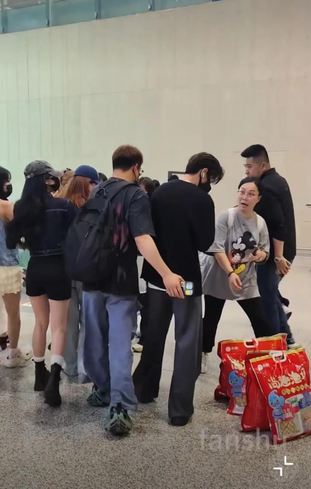丞磊这波操作，让人看清温柔从来不是刻意表演。粉丝不小心踢到东西，他第一时间上前道