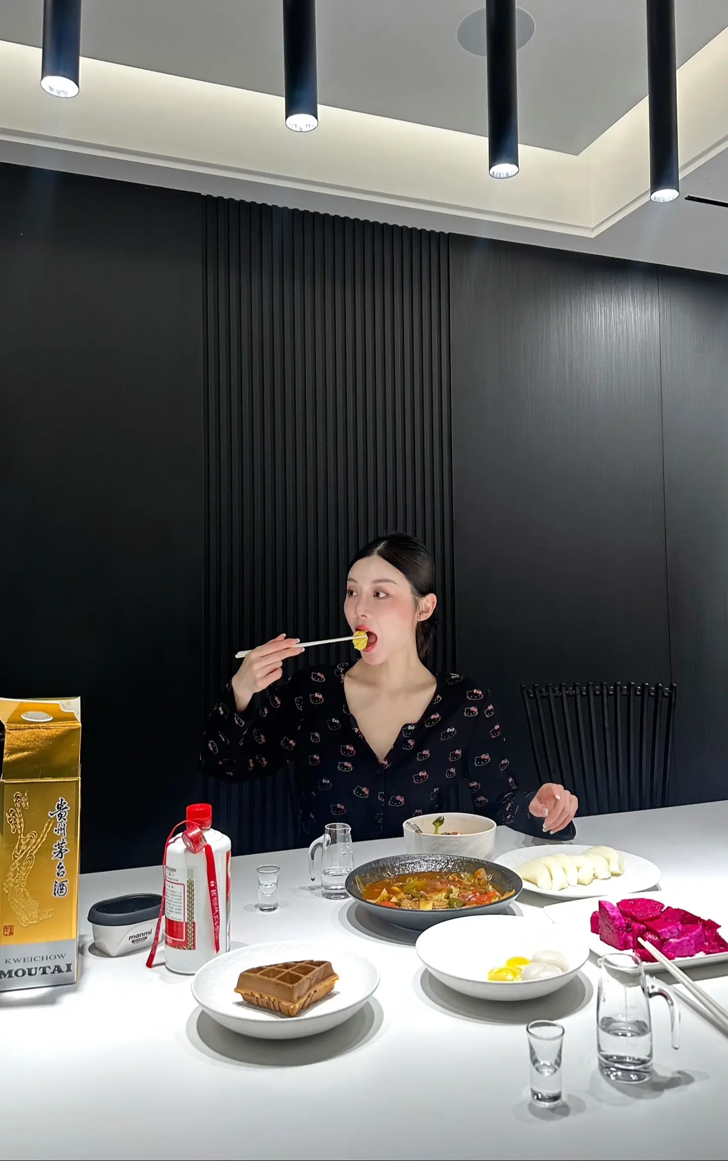 别的女人喝完酒很迷人，我不一样，像野人[皱眉]