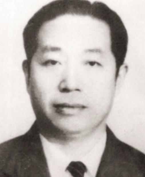 1945年，日本投降后，日军少将决定将10万支步枪、数百万发子弹交给一个地下党员
