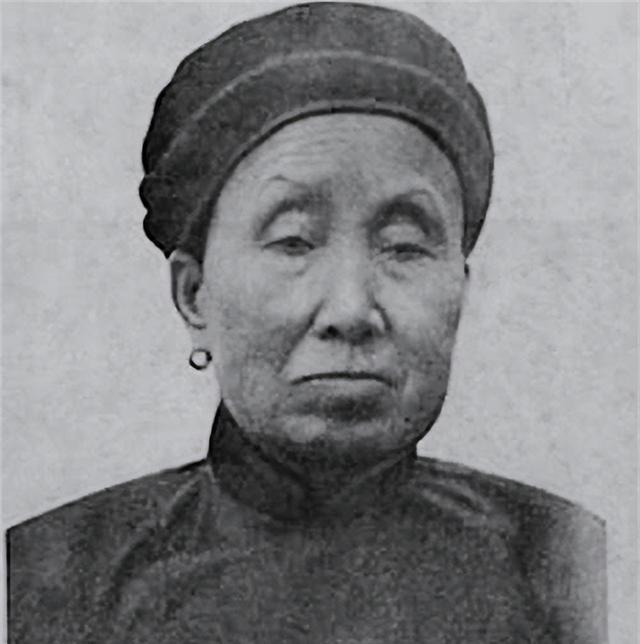 这个人，就是赵洪文国。

更让人意外的是，网上经常说毛主席不顾周总理苦苦求情，坚