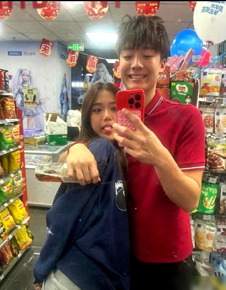 钟丽缇17岁二女儿张思捷彻底“放飞”了！在超市高调搂抱自拍，大方公开恋情，这自信