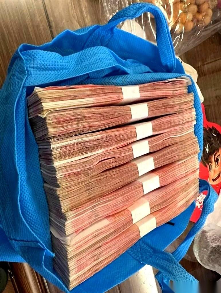 手里攥着十几二十万，说实话，心是慌的。
总觉得不扔出去让它钱生钱，就是眼睁睁看着