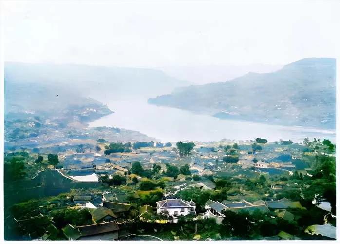 万州，就是四川抛弃的万县，当时，四川嫌弃三峡库区穷，不想要了，本来想全塞在三峡省