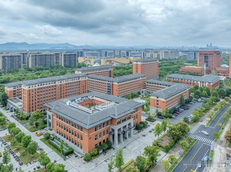 浙大计划斥资2360万租赁房屋用作学生宿舍，校方着重强调校外住宿费用标准与校内保