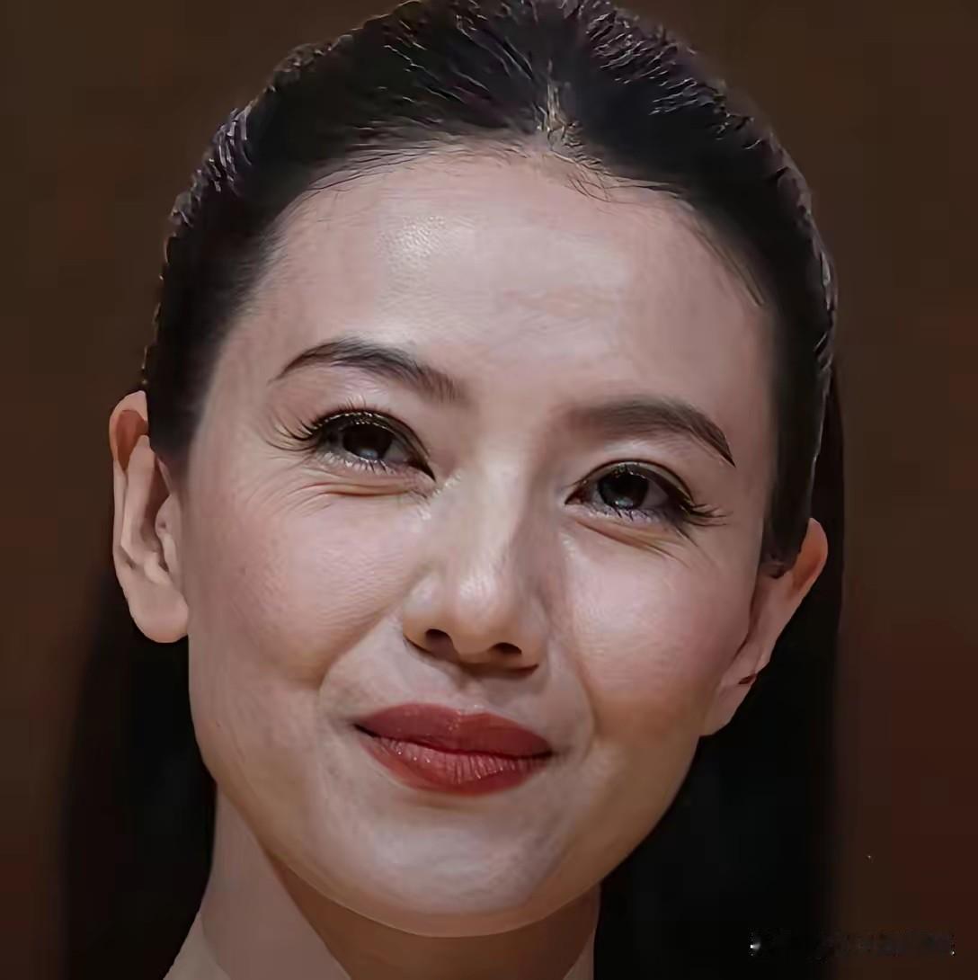 高圆圆也老了
     女神也是人，是人逃脱不了岁月的摧残。谁经得住高清怼脸拍？