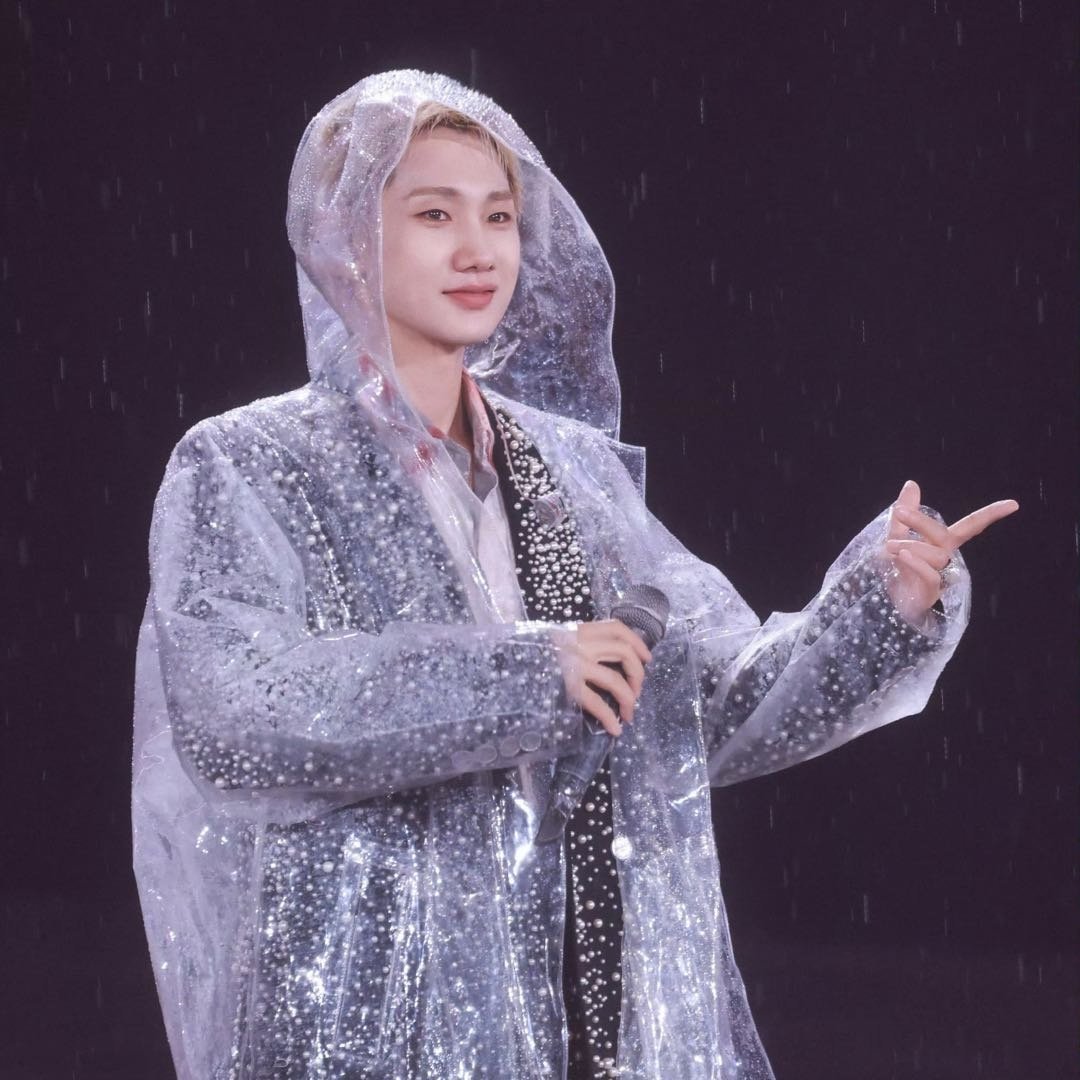 汪苏泷好会安慰人汪苏泷很擅长把窘境变成浪漫，大雨非但没有扫兴，反而造就更好的舞台