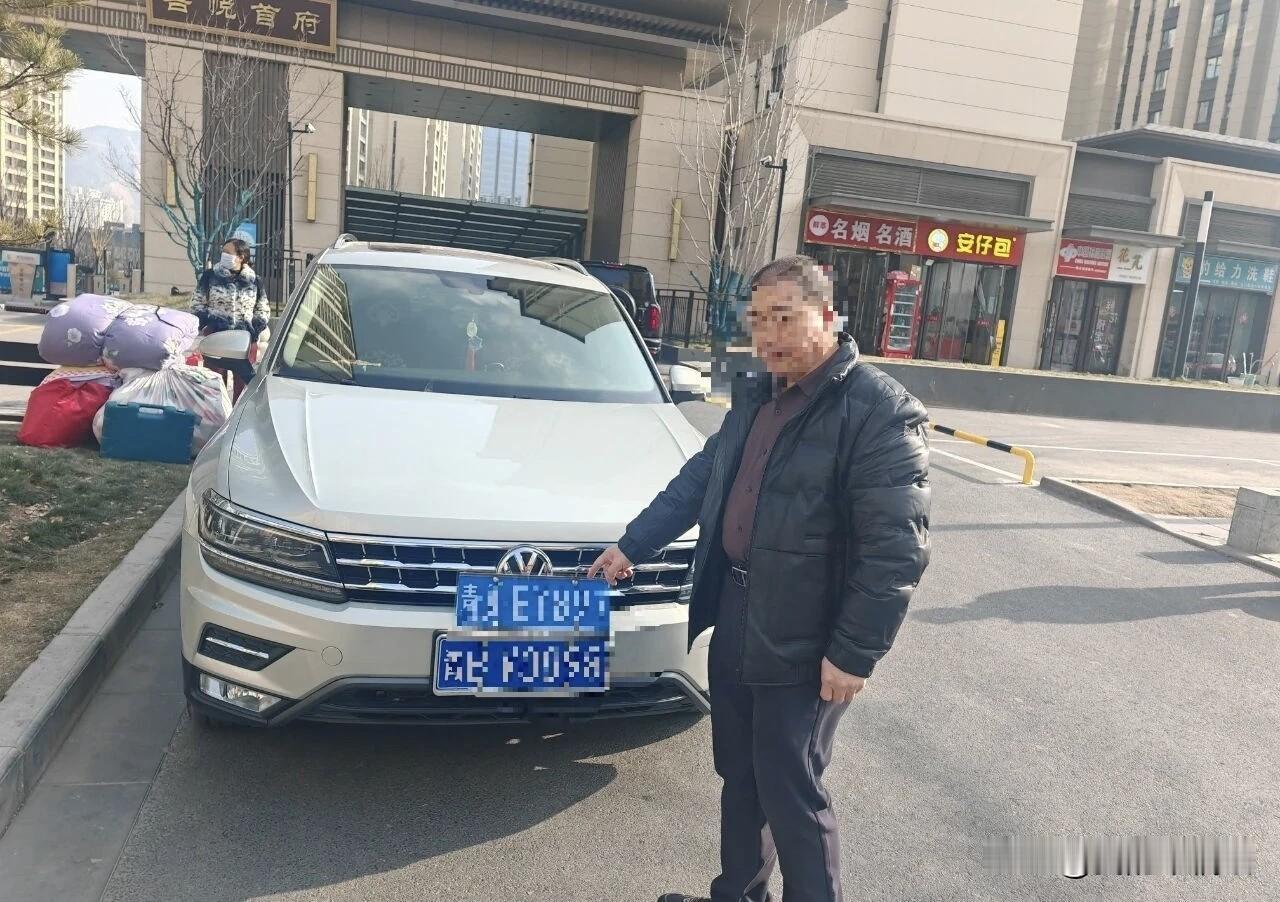 翻车了吧？西宁这男子竟用假牌照长期逃停车费，这不，公安在停车场把监控一调，人赃俱