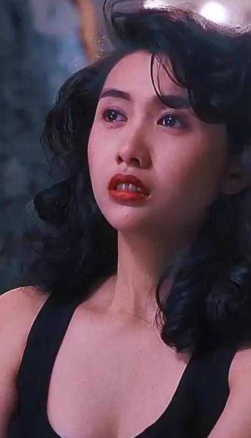 1997年邱淑贞和王晶分手后，转身嫁给了身家百亿的沈嘉伟。结果结婚当天，沈嘉伟正