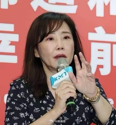 尹乃菁可以啊！在当上国民党文传会主委没多久，就获得这次随同郑丽文在4月7号—12