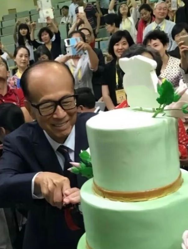 李嘉诚已出售上千亿港元海外资产可以怀疑李嘉诚的人品，但永远不能怀疑他的商业眼光他