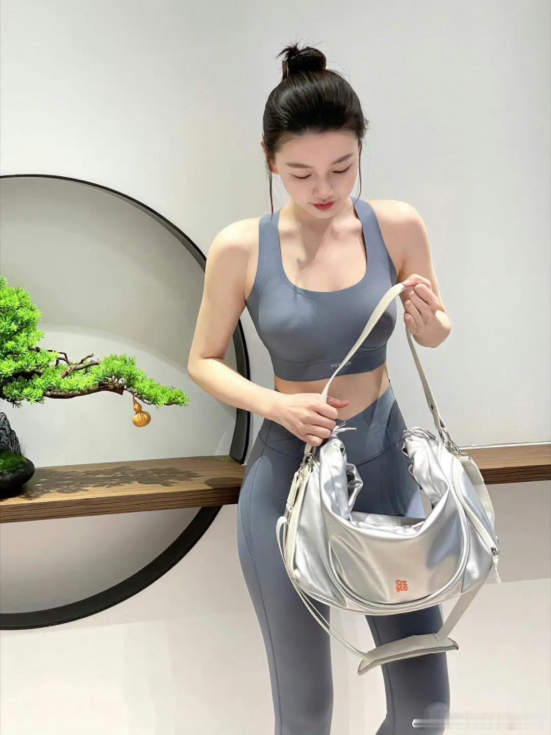 带好装备，急着去见重要客户，粗发 上海 