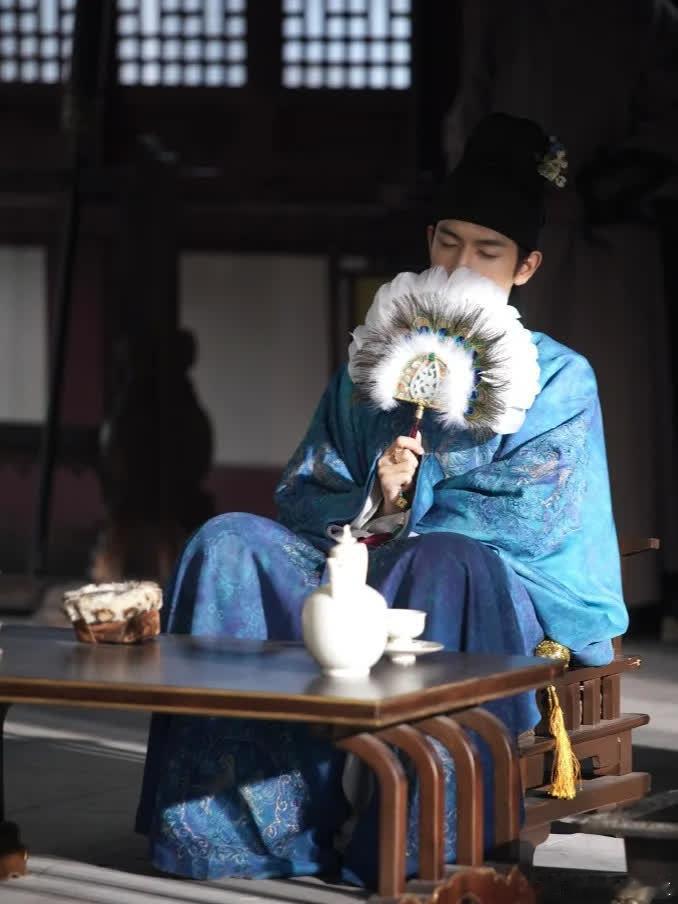 李现对蒋长扬的演绎堪称绝妙！台词、神情、气质皆与角色所处时代高度契合，毫无违和感