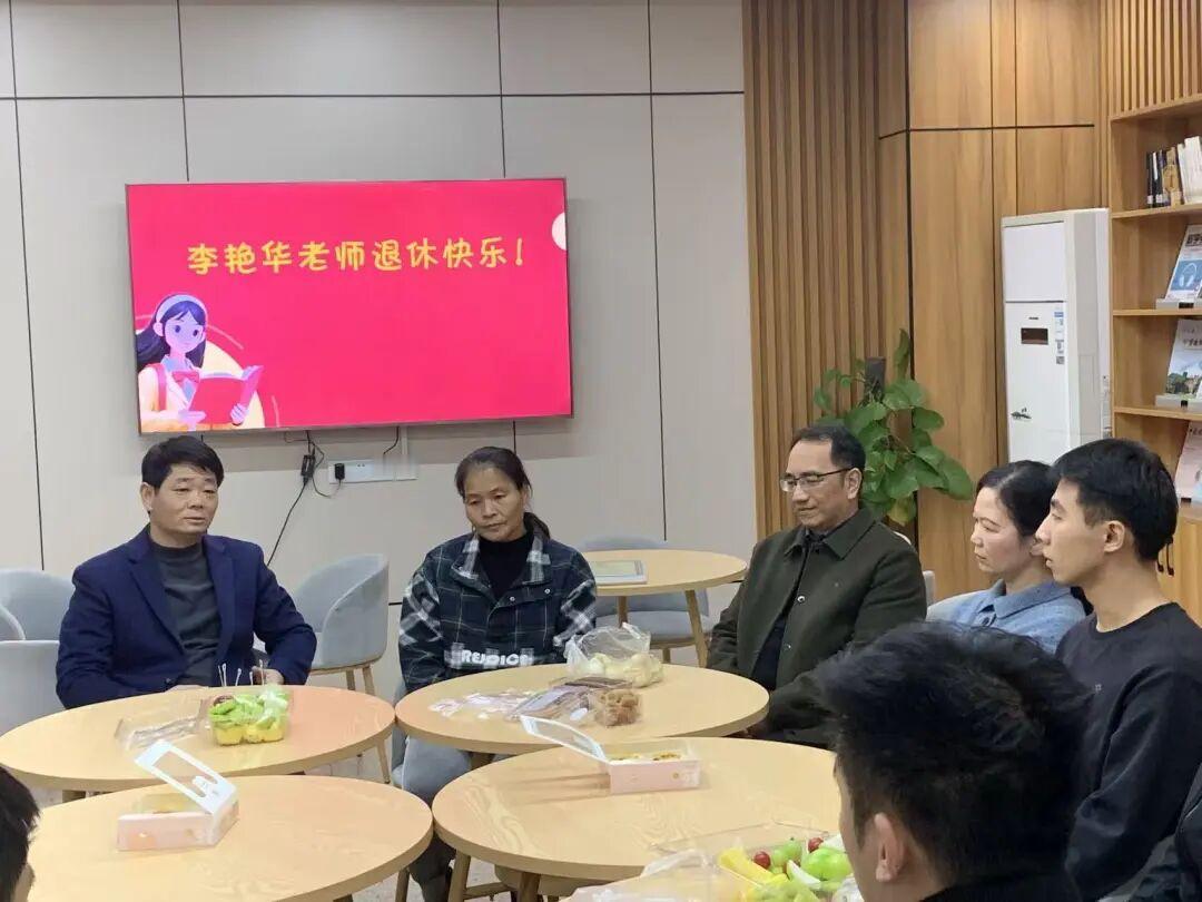 漳州二中（闽南师大附中）举行退休教师欢送会，校长林东兴对李艳华、刘炜红两位老师为