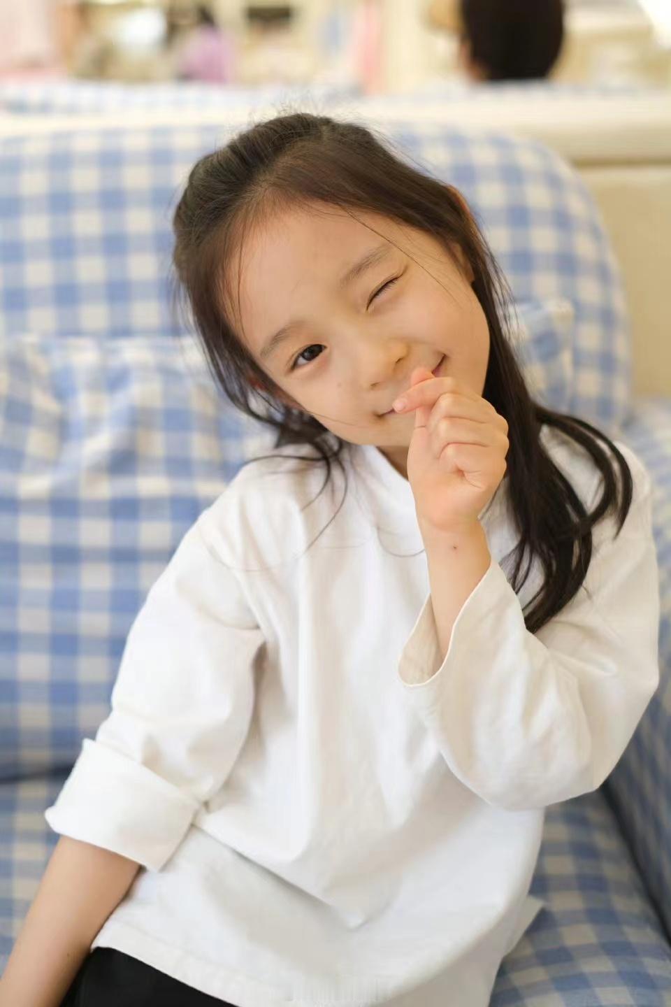 #王智母亲节晒女儿wink比心# 母亲节王智晒女儿小米Wink比心的照片，小米又