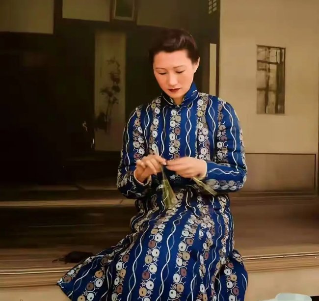1953年，赵一荻被幽禁期间，坐在廊台边认真编织毛衣时的一张镜头 