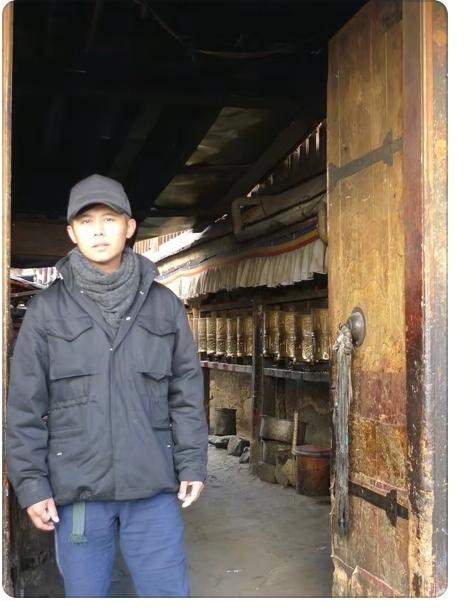 这就是大冰的底色，年轻时就是这样的。他当年电视台工作的同事说的，年轻时经常一块外