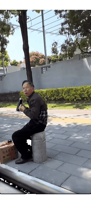 看哭了！男子路边接到来看自己的父亲，老人瘦骨嶙峋坐在石柱上啃馒头，身边却堆着十几