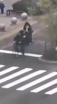 路口车辆都在正常行驶，突然跑出来一位白衣长发女子，背影看着还挺好看。她直接拦住一