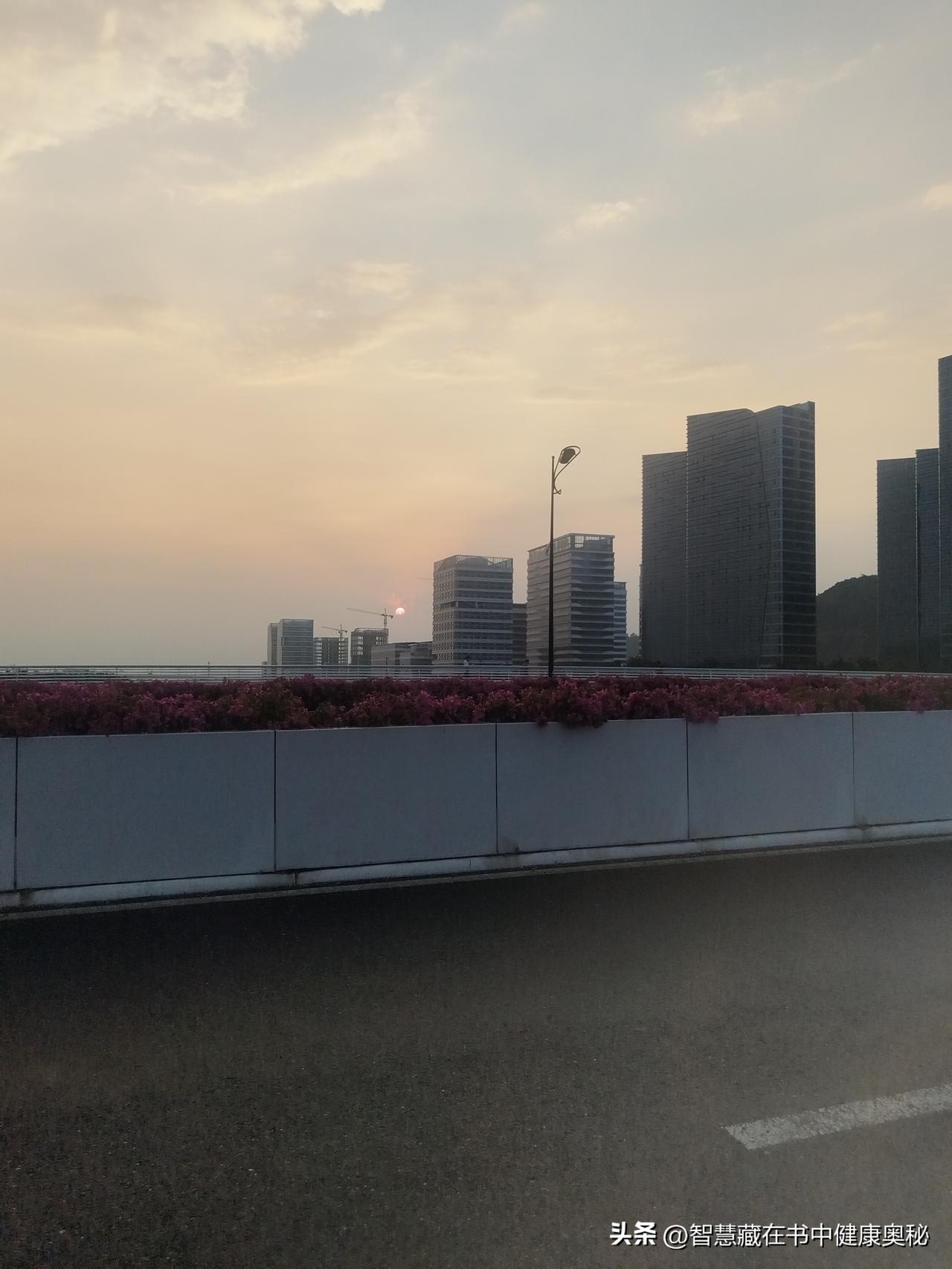 分享一张最美的夜景照片秋日偶遇夕阳落山，红彤彤的夕阳一点点的落下去，云彩由红渐渐