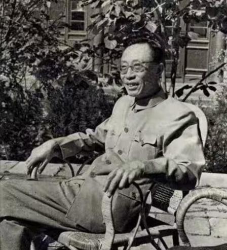 1950年，接受改造的溥仪听到“抗美援朝”的消息，当即撕开棉衣，取出印章说：“这