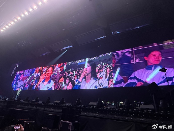 徐良演唱会时薪4000徐良演唱会送20部手机这场演唱会的性价比高到离谱，不光能感