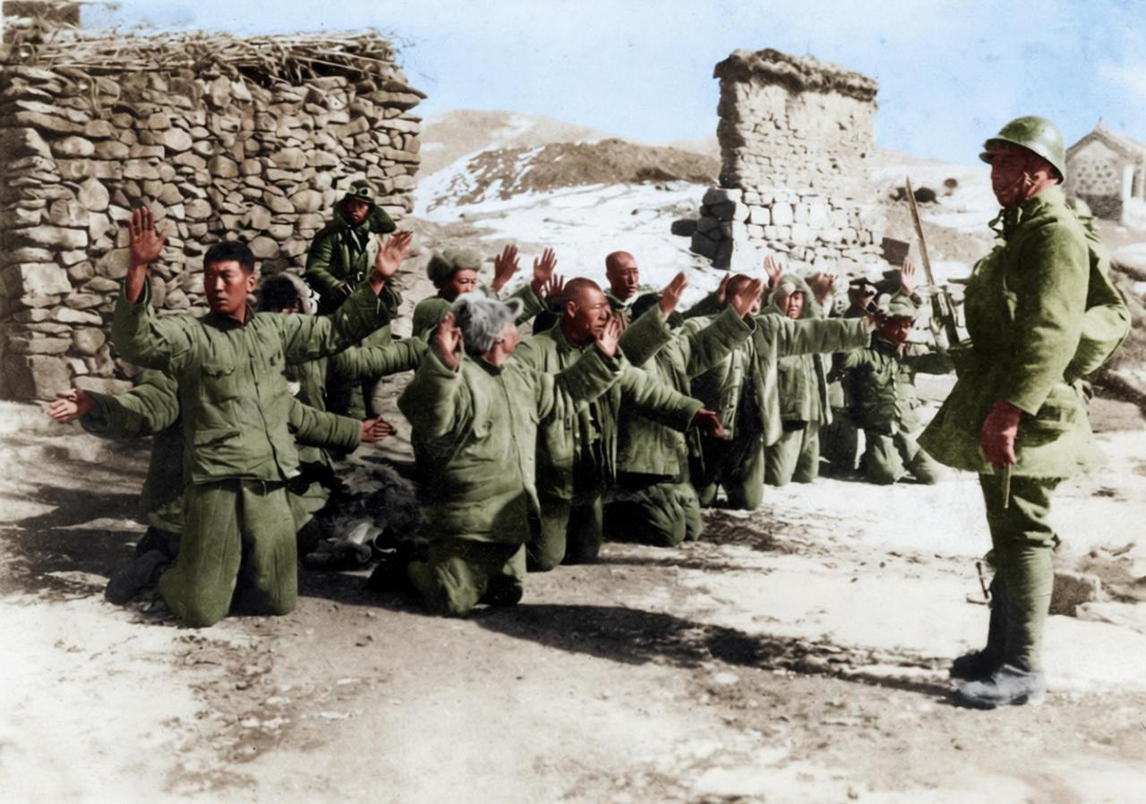 日本侵华战争期间，某个东北的偏远的村庄中，日军搜捕抗日力量后，将无辜平民强行集中