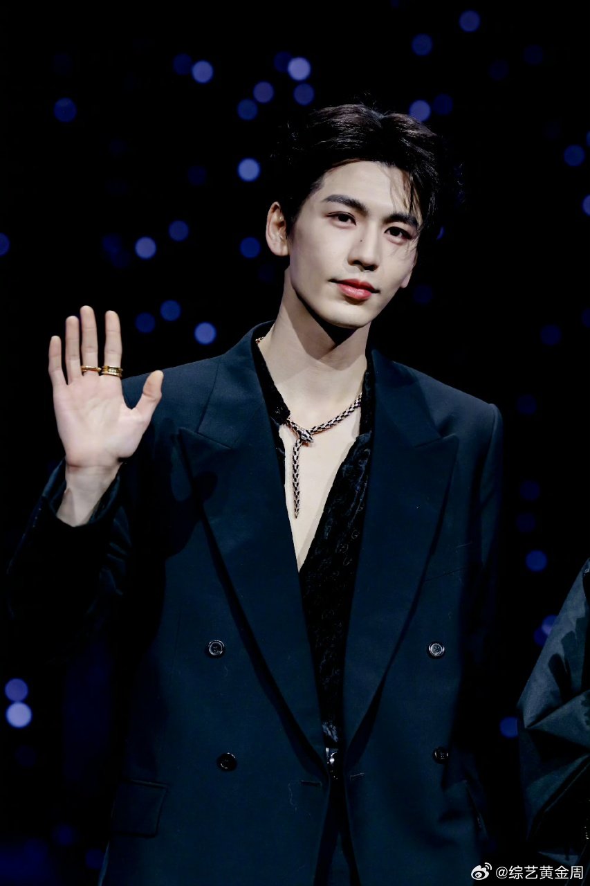 张凌赫冷脸玩卡牌救命！张凌赫玩卡牌哪里是玩游戏，分明是在审判我！冷脸那一下，心脏