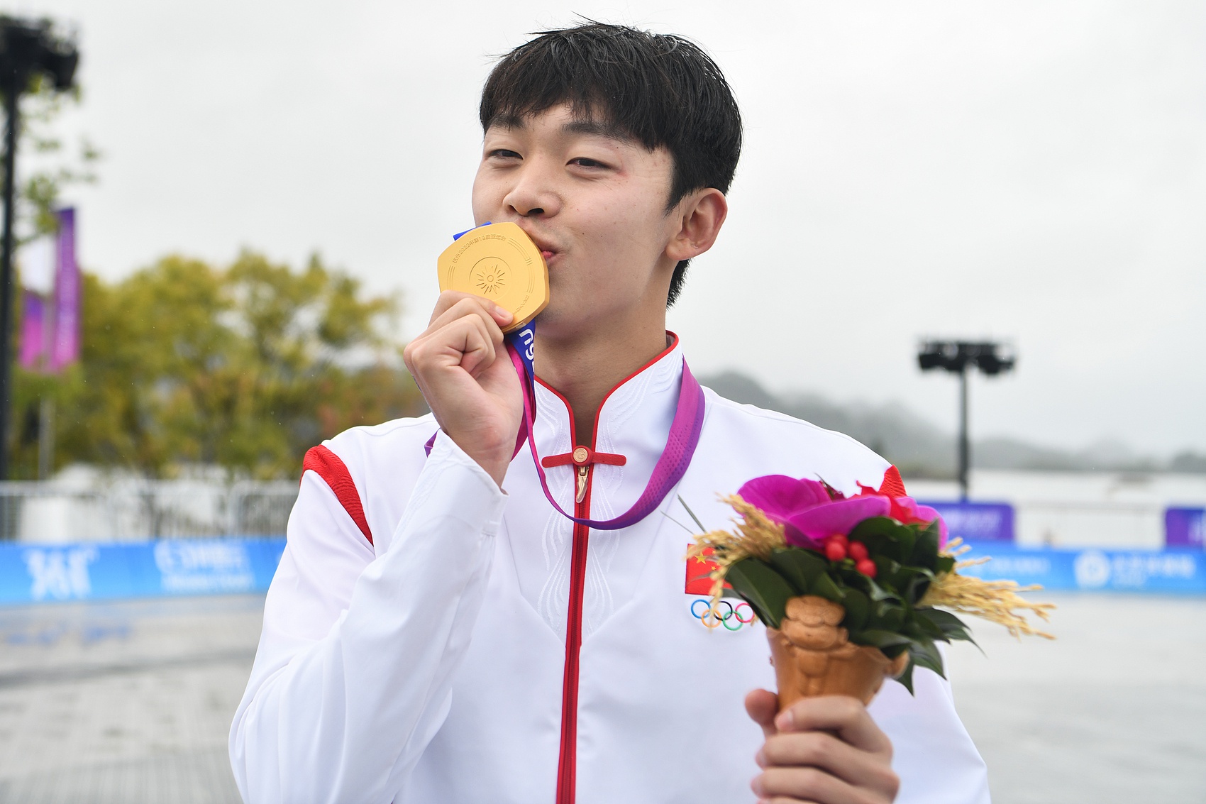 十五运丨“长江水养人”，渡江节“四冠王”张子扬卫冕男子10公里马拉松游泳金牌