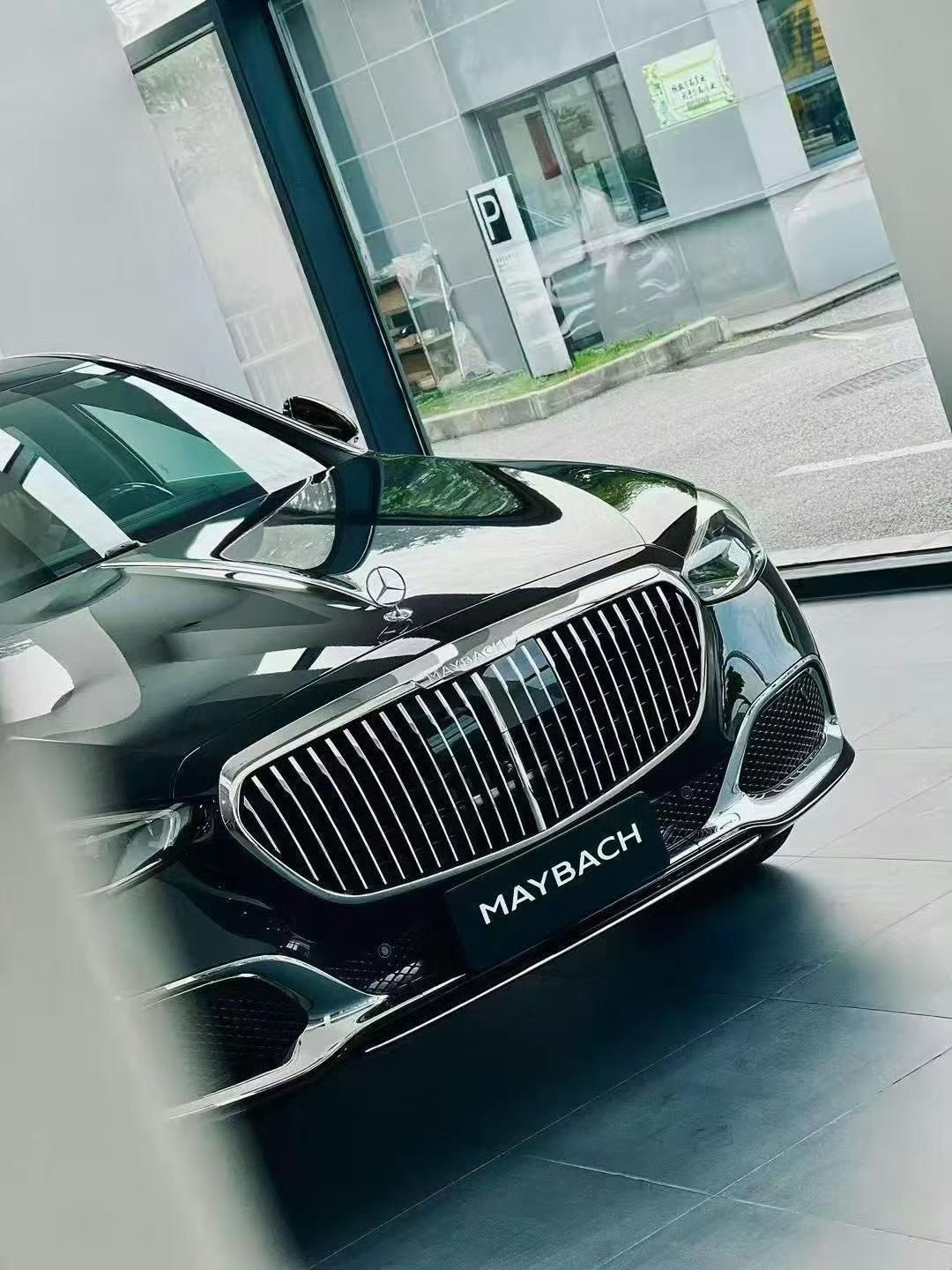 奢华黑色迈巴赫，尽显尊贵与优雅！