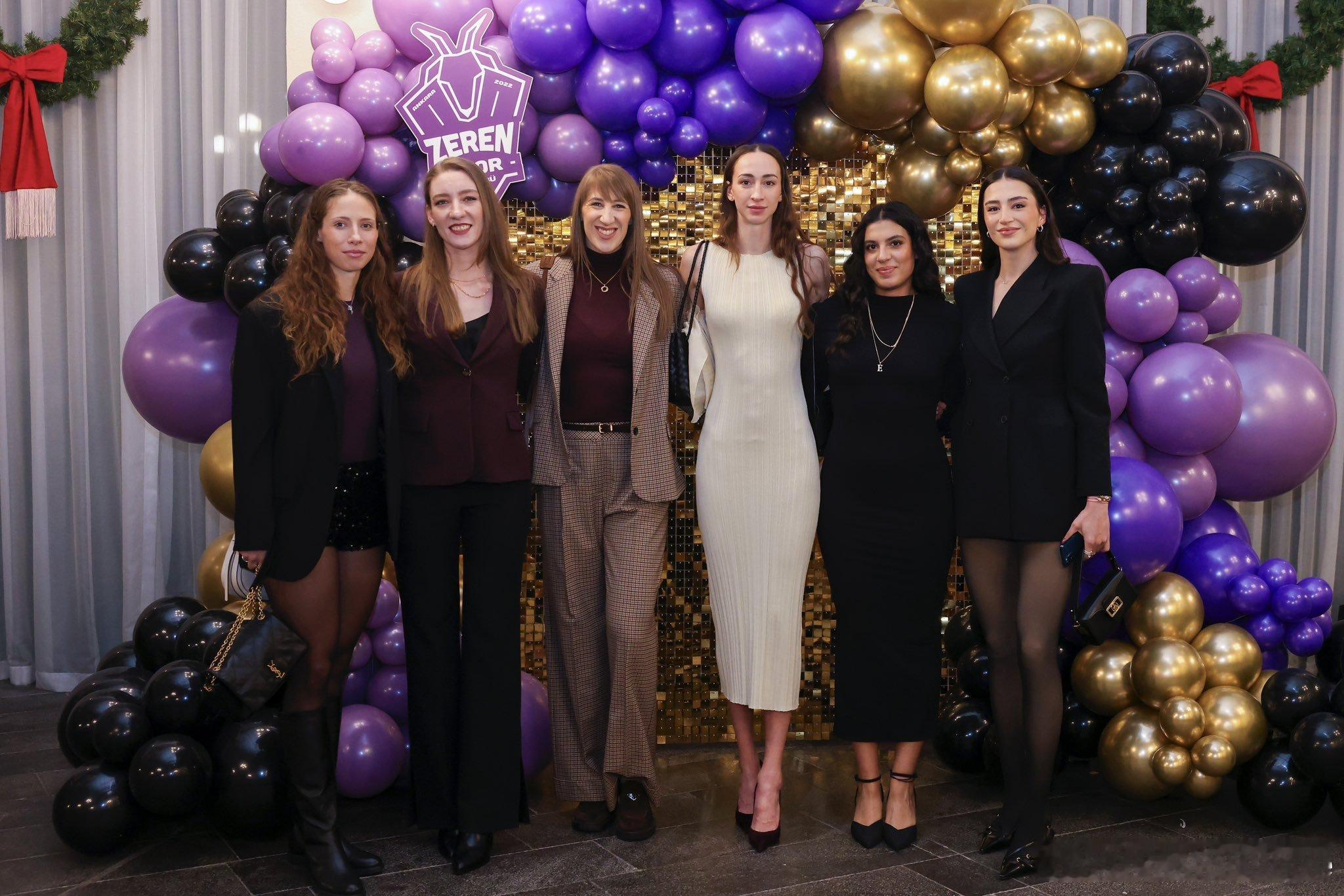 🟣 泽仁体育的庆祝新年之夜，来看看她们的衣品。 