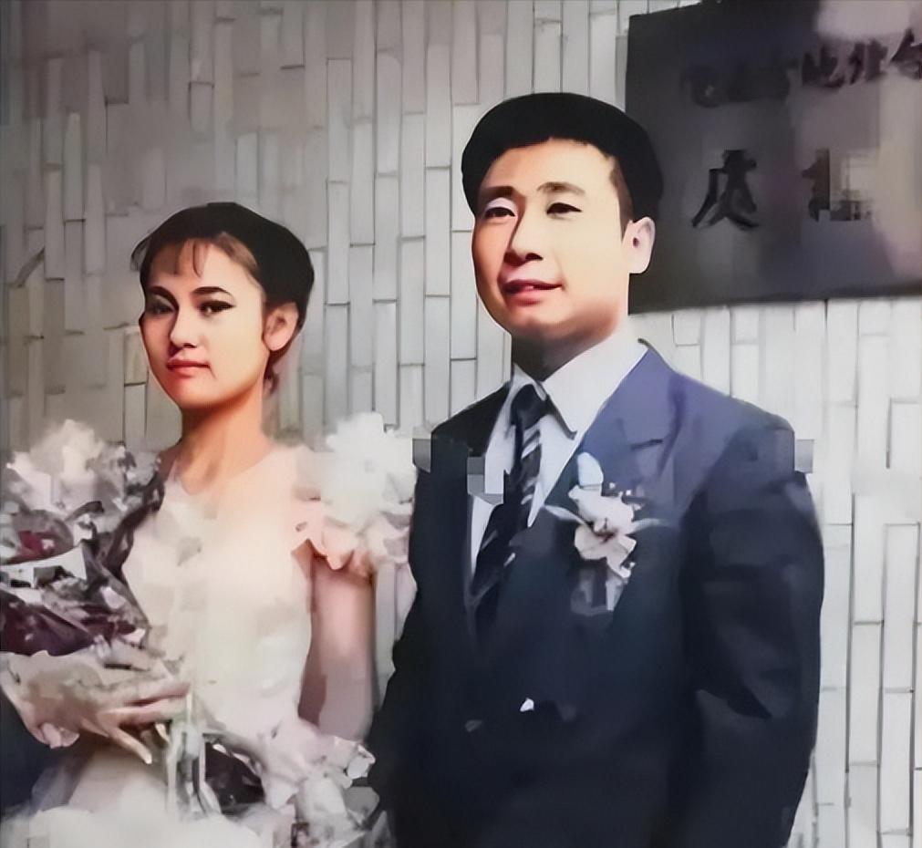 1983年，曾叛逃到台湾的飞行员王学成结婚了，在婚礼上，王学成笑得满脸灿烂，开心