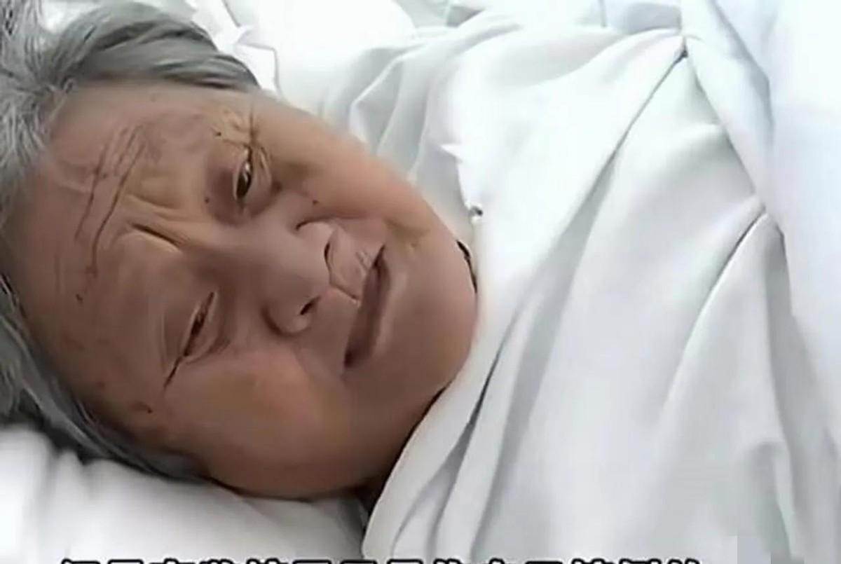 2021年夏天的广东街头，75岁的陈老太趴在滚烫的柏油路上，声音颤抖地向围观人群