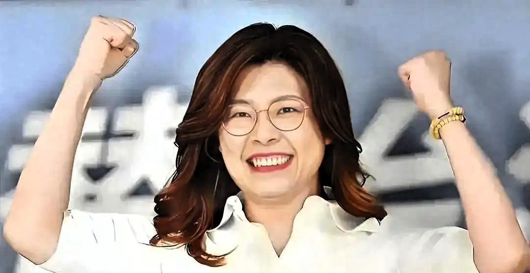 果不其然
郑丽文排除了罗智强、张亚中。
她真正的对手不是郝龙斌。
而是其幕后的两