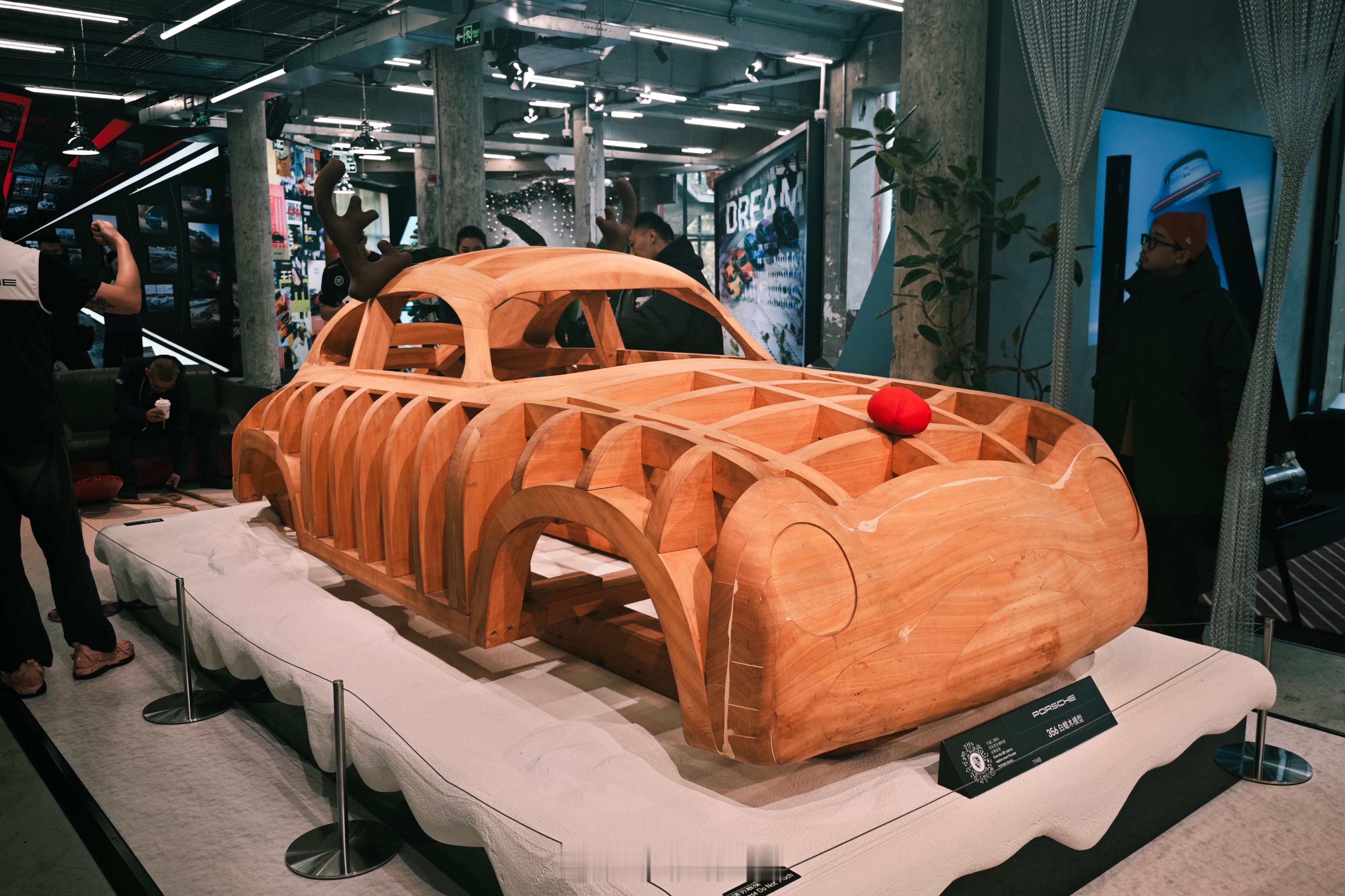快到圣诞了，先来保时捷快闪空间体验一下这可不是工艺品是真的手工造车时代的模具 上