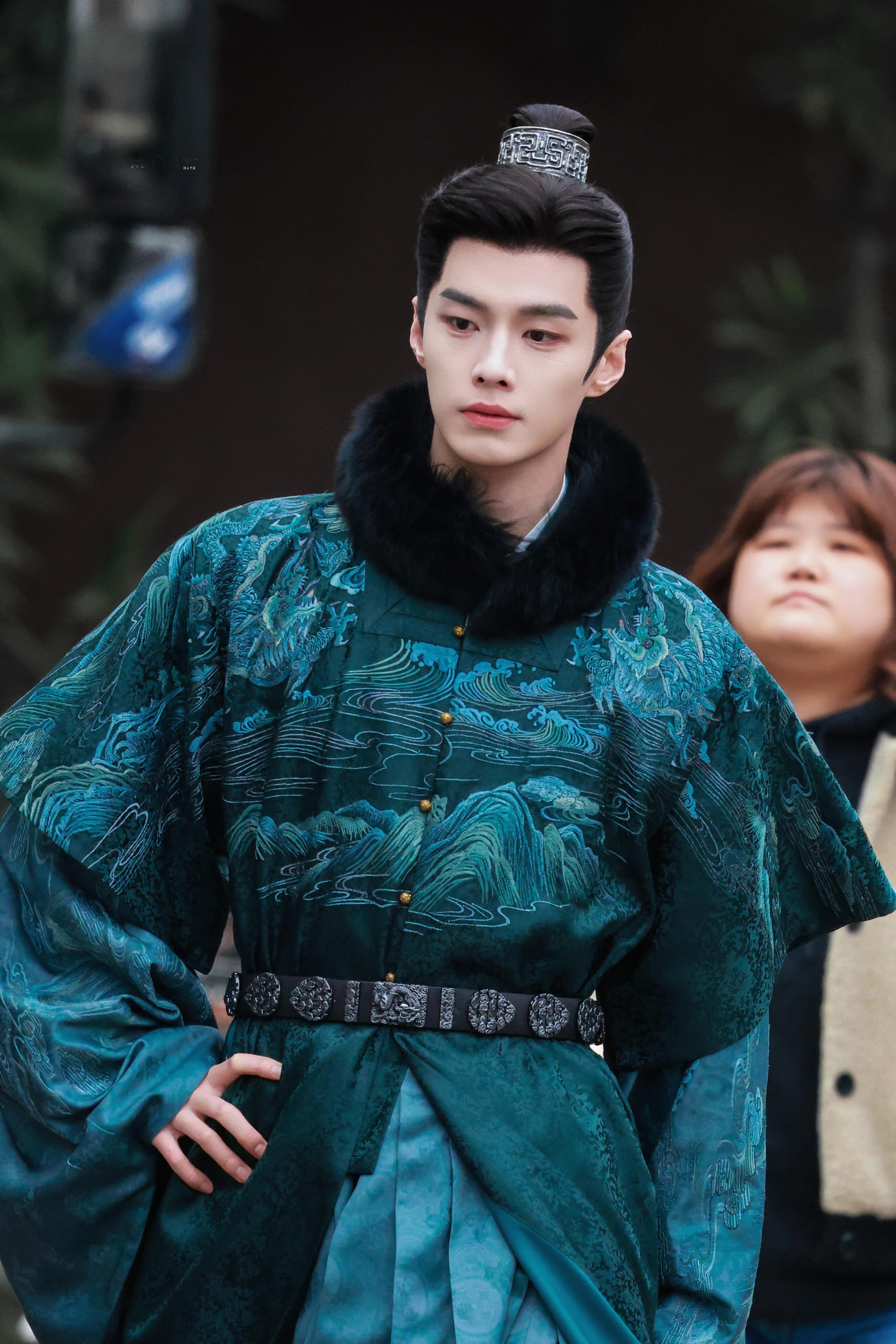 今天是百变萧靖西，何与冷白皮各种造型都很帅欸，上班天选古人，下班秒变潮男