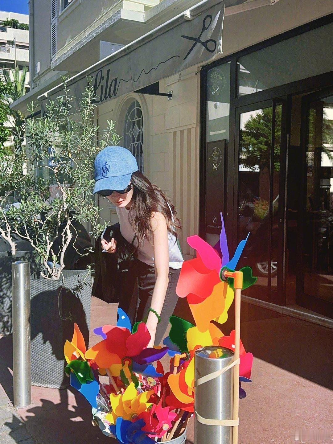 #杨幂戛纳街拍# 杨幂下班打卡！阳光下的幂幂好美～欢迎回家啦[送花花] ​​​