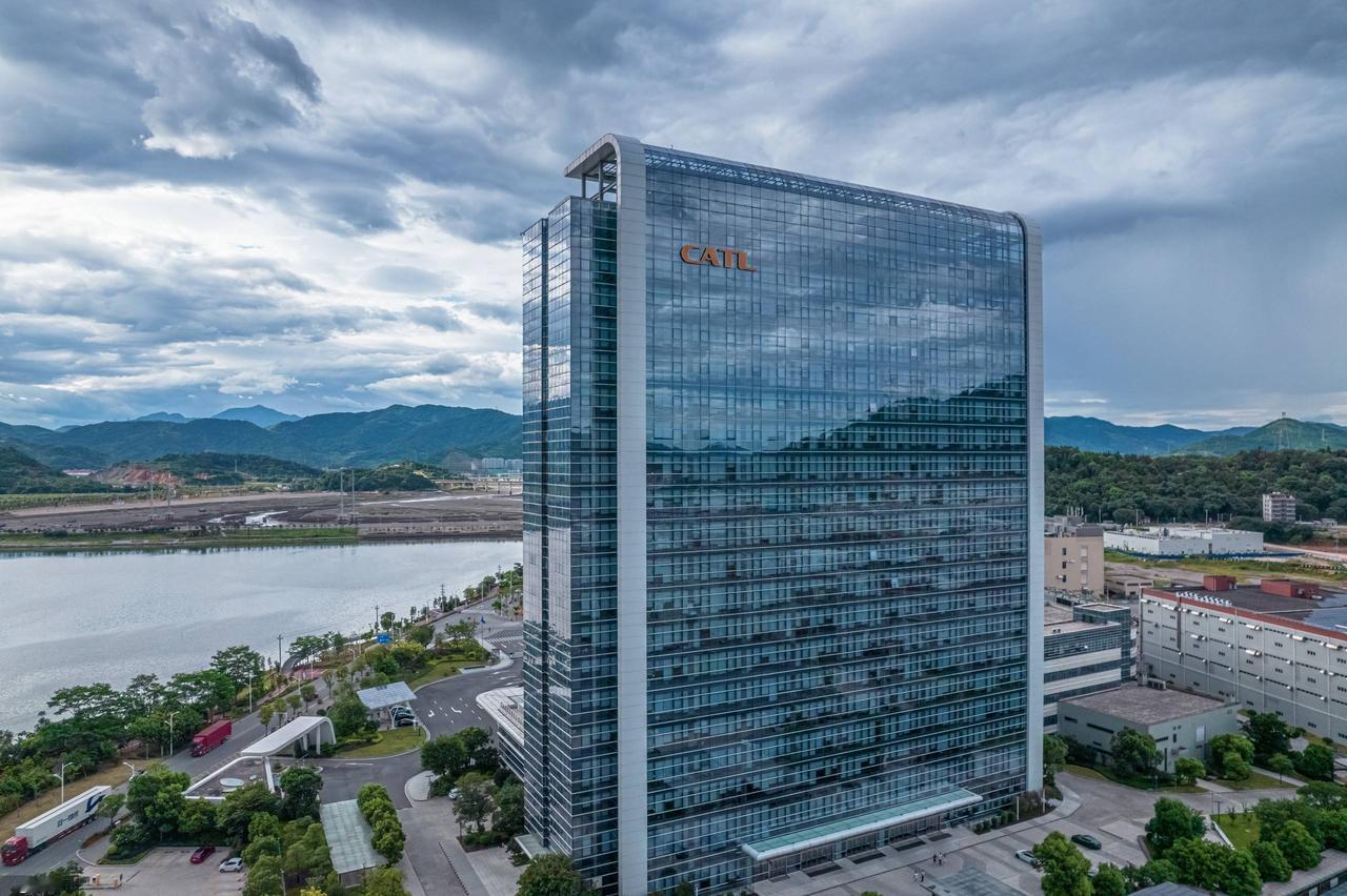 不得不服，一路狂飙！
2018年，宁德时代营业收入296.11亿元；
2019年