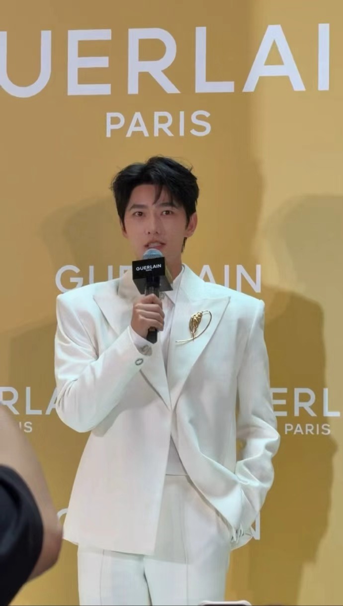 杨洋宿醉后活动状态杨洋矜贵的白月光归来杨洋宿醉后活动状态，杨洋矜贵的白月光归来，