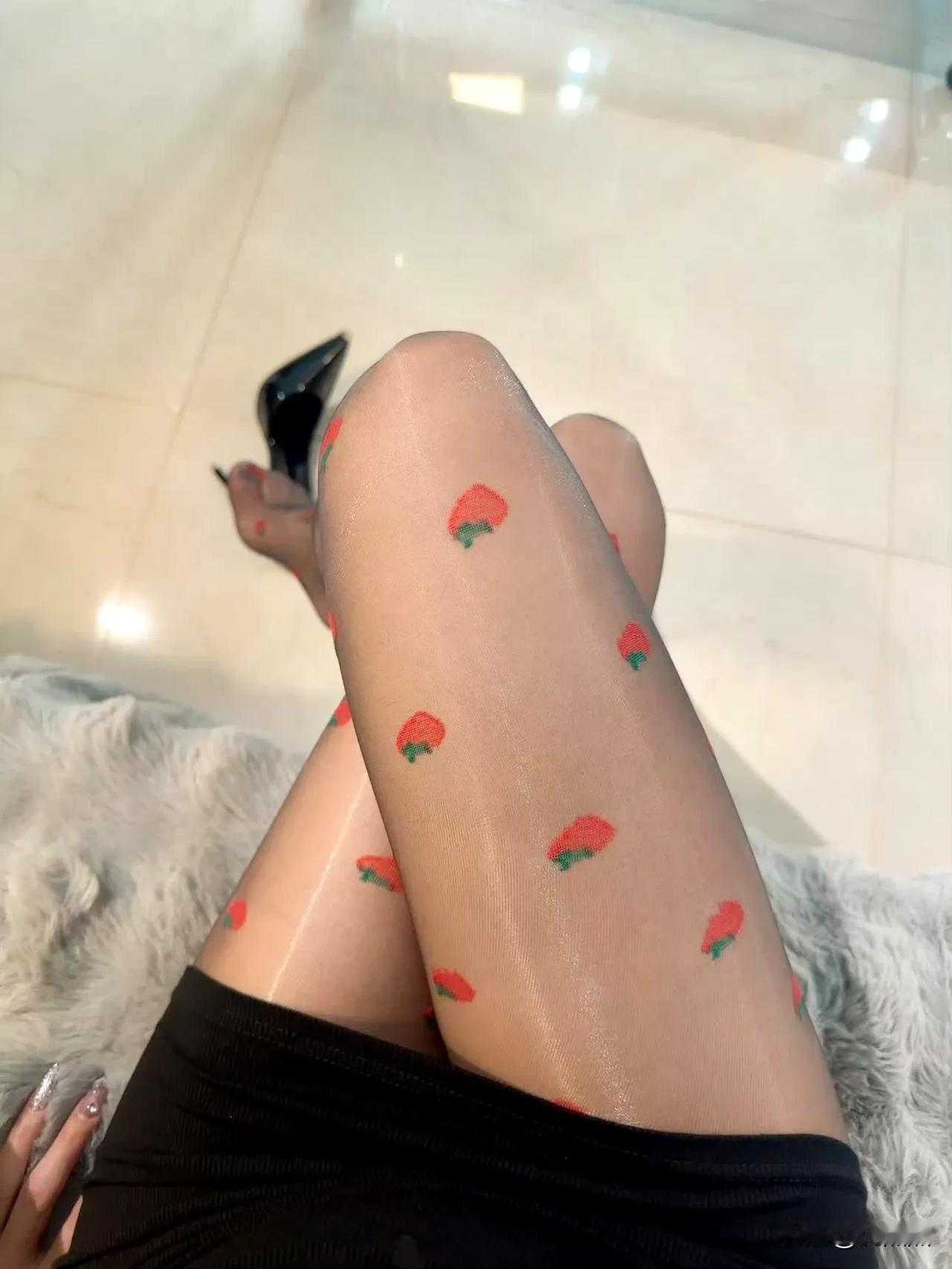 高跟鞋对女人而言，意义非凡。它是成熟魅力的象征，选择穿高跟鞋的女人，往往更懂男人